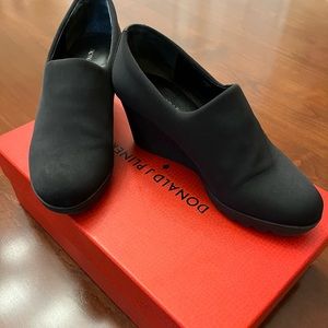 DONALD PLINER “MADDY” BLACK CREPE ELASTIC WEDGE PLATFORM. SIZE 6M
